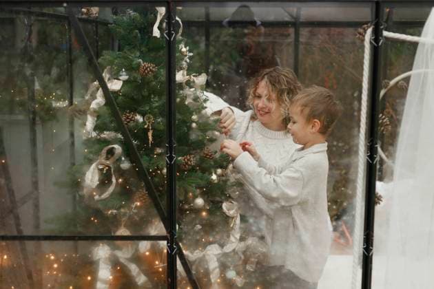 Happy mother and son decorating Christmas tree at home model released, Symbolfoto, EHAF00161