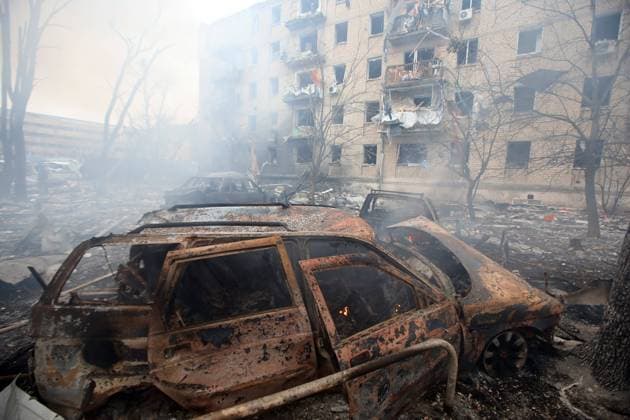 News Themen der Woche KW04 KHARKIV, UKRAINE - JANUARY 23, 2024 - A burnt-out car is seen outside a destroyed residential building after the Russian missile attack on Kharkiv, northeastern Ukraine. As reported, the Russian missile strike which took place Tuesday morning, January 23, has claimed the lives of seven people and has left 63 people injured in the northeastern Ukrainian city of Kharkiv. Russian troops shell Kharkiv  Copyright: xVyacheslavxMadiyevskyyx