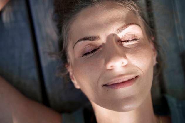 Creative Highlights Symbolbilder Smiling woman with eyes closed lying on bench model released, Symbolfoto, JOSEF22808