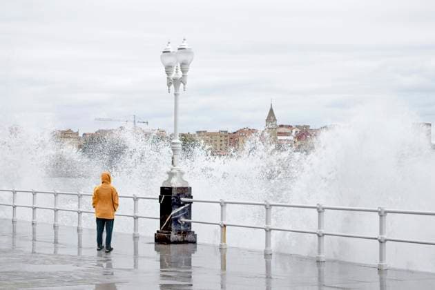 Creative Highlights Symbolbilder Mature man standing near railing in front of sea at Gijon, Asturias, Spain model released, Symbolfoto, MMPF01142