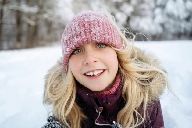Creative Highlights Symbolbilder Smiling blond girl wearing knitted hat in winter model released, Symbolfoto, NJAF00725
