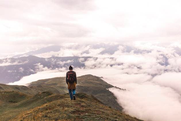 Creative Highlights Symbolbilder Man walking on Mestia mountain near clouds model released, Symbolfoto, PCLF00962