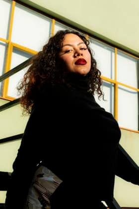 Creative Highlights Symbolbilder Young woman with curly hair wearing black clothing model released, Symbolfoto, VABF04481