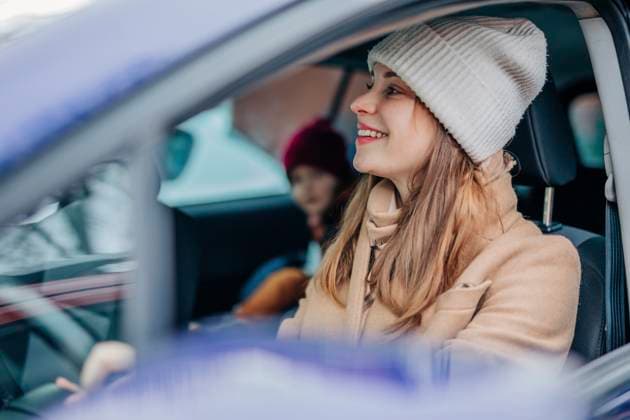 Smiling woman driving car in winter model released, Symbolfoto, VSNF01542