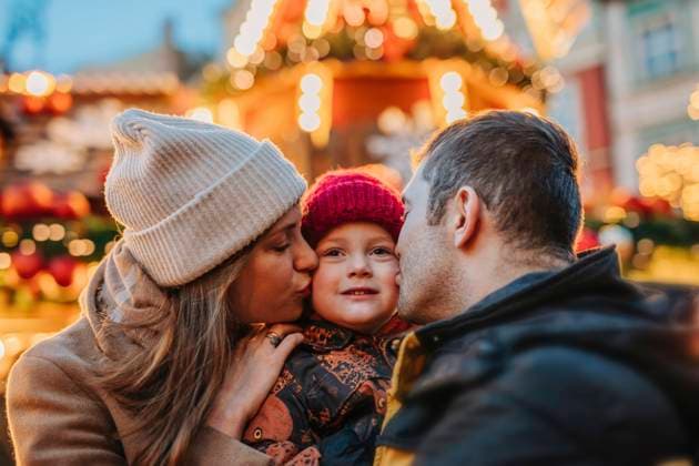 Father and mother kissing son at Christmas market model released, Symbolfoto, VSNF01547