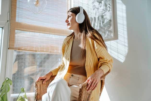 Creative Highlights Symbolbilder Woman wearing headphones and looking out of window model released, Symbolfoto property released, WESTF25355