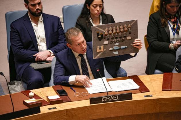 News Themen der Woche KW04 News Bilder des Tages January 23, 2024, New York, New York, United States: Permanent Representative of Israel to the UN, GILAD ERDAN, speaks in the Security Council Chamber on a talk about the War in Gaza. .He holds up an image of weapons and contraband. New York United States - ZUMAo116 20240123_znp_o116_064 Copyright: xBiancaxOterox