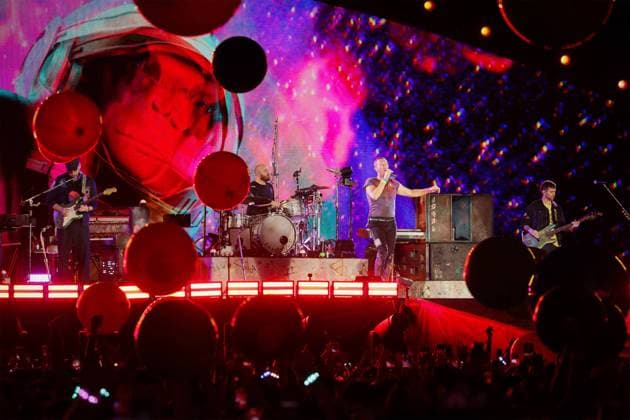 Bilder des Jahres 2024, Entertainment 01 Januar Entertainment Themen der Woche KW04 Entertainment Bilder des Tages Chris Martin of Coldplay performing at the National Stadium, the first night of the band™s six concerts, 23 January 2024. The Singapore shows are the band™s longest Asian stint in their Music Of The Spheres world tour. SIngapore EDITORIAL USE ONLY  Copyright: xx GinxTayx sphphotos004377