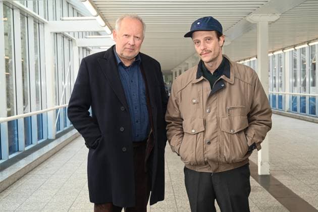 Axel Milberg als Kommissar Klaus Borowski und August Diehl beim Fototermin am Filmset des ARD-Krimis Tatort - Borowski und das Haupt der Medusa im Sophienhof. Kiel, 23.01.2024 Settermin Tatort - Borowski und das Haupt der Medusa in Kiel, Kiel Schleswig-Holstein Deutschland Sophienhof Kiel *** Axel Milberg as Inspector Klaus Borowski and August Diehl at the photo call on the film set of the ARD crime thriller Tatort Borowski und das Haupt der Medusa at Sophienhof Kiel, 23 01 2024 Set date Tatort Borowski und das Haupt der Medusa in Kiel, Kiel Schleswig Holstein Germany Sophienhof Kiel