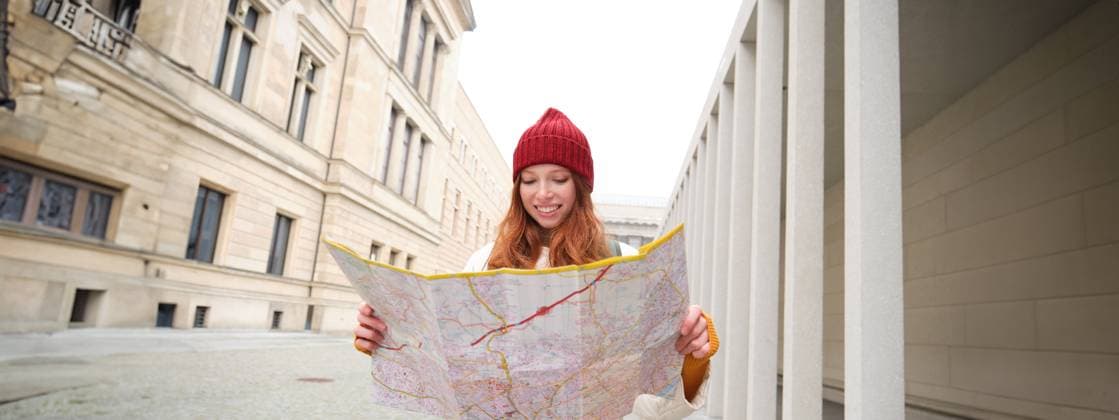 Redhead girl, tourist explores city, looks at paper map to find way for historical landmarks, woman on her trip around euope searches for sightseeing Redhead girl, tourist explores city, looks at paper map to find way for historical landmarks, woman on her trip around euope searches for sightseeing. ,model released, Symbolfoto Copyright: xZoonar.com PhongthornxHiranlikhitx 20899556 ,model released, Symbolfoto ,property released