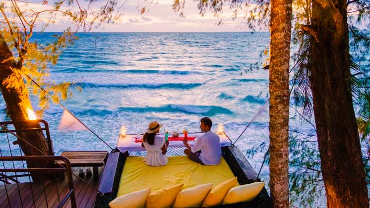 Romantic dinner on the beach in Koh Kood Thailand, couple having dinner on the beach during vacation Romantic dinner on the beach in Koh Kood Thailand, a couple of men and woman having dinner on the beach high in the tree at a bird nest in Thailand during sunset ,model released, Symbolfoto Copyright: xZoonar.com FokkexBaarssenx 20900130 ,model released, Symbolfoto ,property released