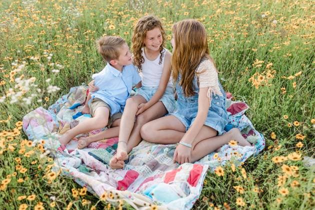 Siblings sitting on a quilt in a flower field on a spring day Valdosta, Georgia, United States R_HZPG240122-1336843-01 ,model released, Symbolfoto