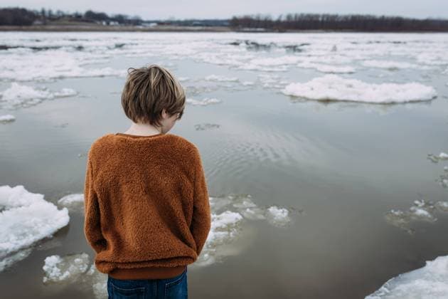 Child looking out at ice floating down Mississippi River Thebes, Illinois, United States R_WEKW24012371-1338511-01 ,model released, Symbolfoto