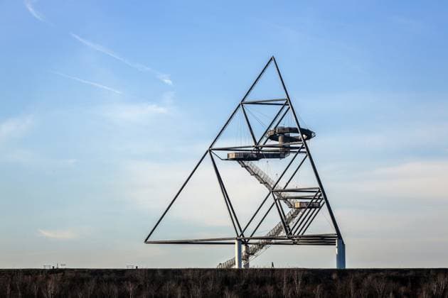 Bottrop, Nordrhein-Westfalen, Deutschland - Tetraeder, das Haldenereignis Emscherblick ist eine begehbare Aussichtsterrasse in Form einer dreiseitigen Pyramide auf der Halde Beckstrasse im Bottroper Stadtteil Batenbrock. Tetraeder, Bottrop, Nordrhein-Westfalen, Deutschland