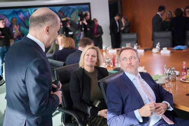 News Themen der Woche KW04 News Bilder des Tages Berlin, Kabinettssitzung der Bundesregierung im Bundeskanzleramt Kabinettssitzung der Bundesregierung am 24.01.2024 im Bundeskanzleramt in Berlin. Im Bild: Olaf Scholz (Bundeskanzler, SPD), Christian Lindner (Bundesminister der Finanzen, Vizekanzler, FDP) und Nancy Faeser (Bundesministerin des Innern und für Heimat, SPD) Berlin Bundeskanzleramt Berlin Deutschland *** Berlin, Cabinet meeting of the Federal Government in the Federal Chancellery Cabinet meeting of the Federal Government on 24 01 2024 in the Federal Chancellery in Berlin In the picture Olaf Scholz Federal Chancellor, SPD , Christian Lindner Federal Minister of Finance, Vice Chancellor, FDP and Nancy Faeser Federal Minister of the Interior and for Home Affairs, SPD Berlin Feder