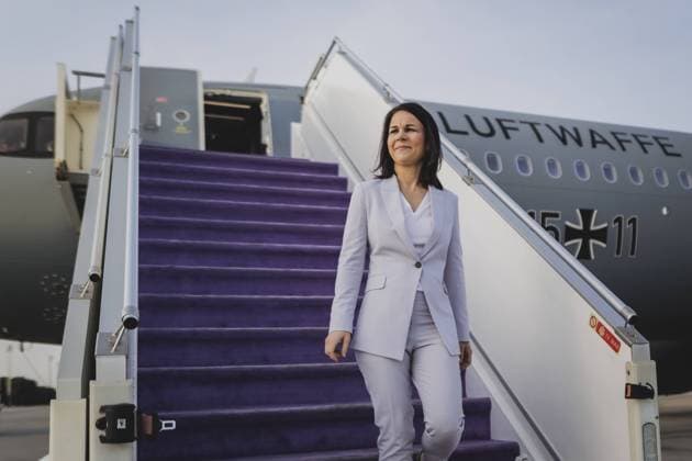 Bilder des Jahres 2024, News 01 Januar News Themen der Woche KW04 News Bilder des Tages Annalena Baerbock (Buendnis 90 Die Gruenen), Bundesaussenministerin, verlaesst die Regierungsmaschine A321 bei einem ungeplanten Stopp in Dschidda, 24.01.2024. Der Flug mit der deutschen Aussenministerin an Board musste aufgrund einer fehlenden Ueberfluggenehmigung durch den Luftraum von Eritrea in Dschidda zwischenlanden. Baerbock besucht im Rahmen ihrer Reise nach Ostafrika die Laender Dschibuti, Kenia sowie Suedsudan. Fotografiert im Auftrag des Auswaertigen Amtes. Dschidda Saudi-Arabien *** Annalena Baerbock Buendnis 90 Die Gruenen , Federal Foreign Minister, leaves the government plane A321 during an unplanned stop in Jeddah, 24 01 2024 The flight with the German Foreign Minister on board had to stop over in Jeddah due to a lack of Copyright: xFlorianxGaertnerx