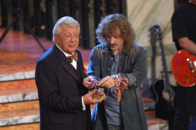 Die Goldene Stimmgabel 2002 Aufzeichnung der Musikauszeichnung der deutschen Musikbranche für deutschsprachige Interpreten Die Goldene Stimmgabel mit dabei: Moderator Dieter Thomas Heck mit Schlagersänger Wolfgang Wolle Petry der gerade seine Freundschaftsbänder spendet, Deutschland 2002., Ludwigshafen Deutschland *** the Golden Tuning fork 2002 Recording the Music award the Germans Music industry for German language Performers the Golden Tuning fork with thereby presenter Dieter Thomas Heck with Pop singer Wolfgang Wool Petry the just its Friendship bands donates, Germany 2002 , Ludwigshafen Germany Copyright: FrankxWxHempel HEM_880000758 Nur redaktionelle Nutzung. Editorial usage only. HEM_880000758 EDITORIAL USE ONLY