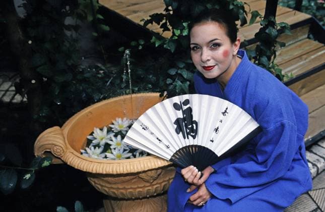 Nadine Dehmel, deutsche Schauspielerin, im Garten, Deutschland um 1998. Deutschland Copyright: xUnitedxArchivesx xAlexanderxStingl STI_8704001470 EDITORIAL USE ONLY