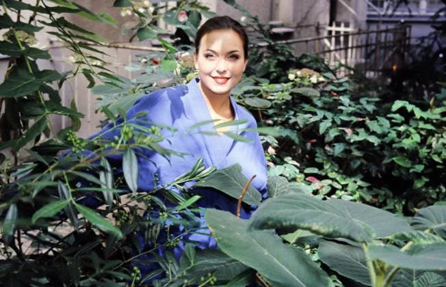 Nadine Dehmel, deutsche Schauspielerin, im Garten, Deutschland um 1998. Deutschland Copyright: xUnitedxArchivesx xAlexanderxStingl STI_8704001473 EDITORIAL USE ONLY