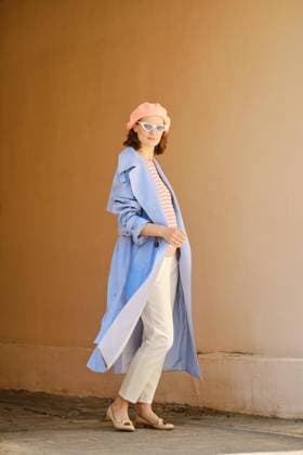 Attraktive Frau in stilvollem blauen Trenchcoat in herbstlicher Stadt stehend *** attractive Woman in stylish blue Trench coat in Herbstlicher City standing Copyright: imageBROKER AlekseixIsachenko ibxaii10102542.jpg ,model released, Symbolfoto ,property released