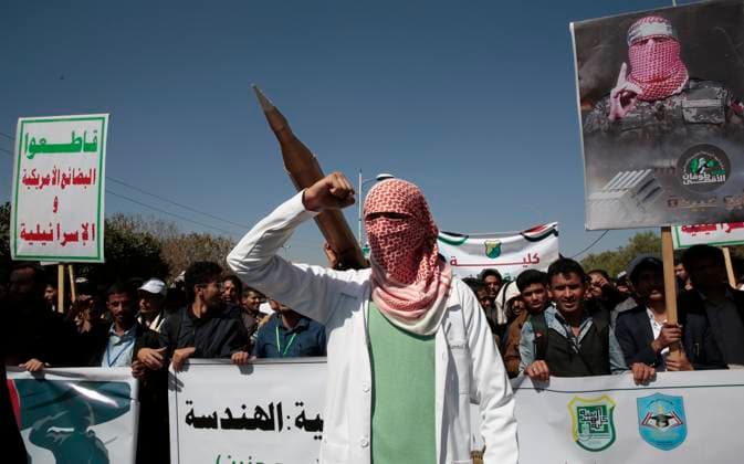 News Themen der Woche KW04 News Bilder des Tages Jemen, Propalästinensische Demonstration in Sanaa January 24, 2024, Sanaa, Sanaa, Yemen: A man wears traditional Palestinian keffiyeh in front of a mock missile and chants slogans anti-Israel and U.S.-led sustained airstrikes on Yemen during a demonstration in solidarity with the Palestinian people amid ongoing conflict between Israel and Hamas in Gaza..Houthi military spokesman Yahya Saree reported a confrontation between their forces and several American destroyers and warships in the Gulf of Aden and Bab al-Mandab today. The American ships were guarding two commercial vessels, and during the clash, one of the American ships was struck. As a result, the two American merchant ships were compelled to retreat and head back. Sanaa Yemen - ZUMAa219 20240124_zip_a219_010 Copyright: xOsamahxYahyax