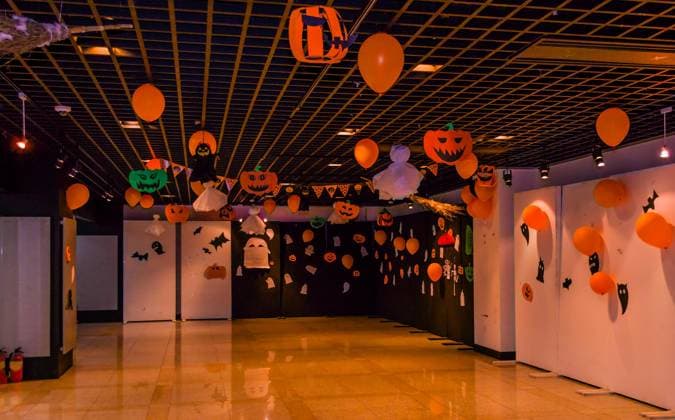 Schummrig beleuchteter Raum mit handgefertigter HalloweenDekoration aus Geistern, Kürbislaternen und Luftballons in Südkorea *** schummrig illuminated Room with Handmade Halloween decoration from Ghosts, Pumpkin lanterns and Balloons in South Korea Copyright: imageBROKER aminkorea ibxjne10101211.jpg