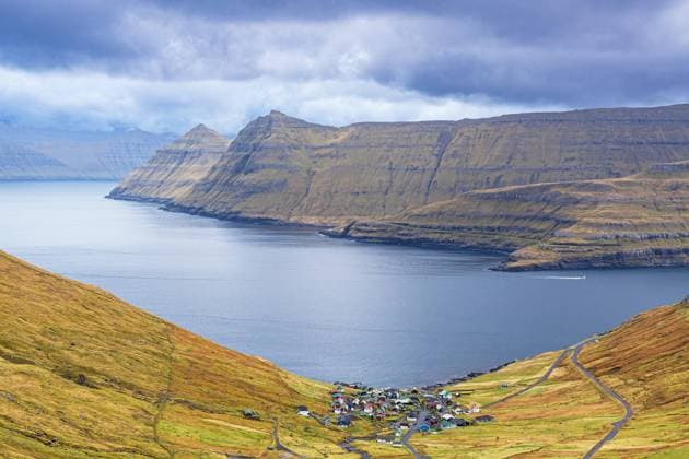Blick auf das Dorf Funningur am Fjord Funningsfjørður auf der Färöer Insel Eysturoy Blick auf das Dorf Funningur am Fjord Funningsfjørður auf der Färöer Insel Eysturoy. Copyright: xZoonar.com RicoxKödderx 20923119