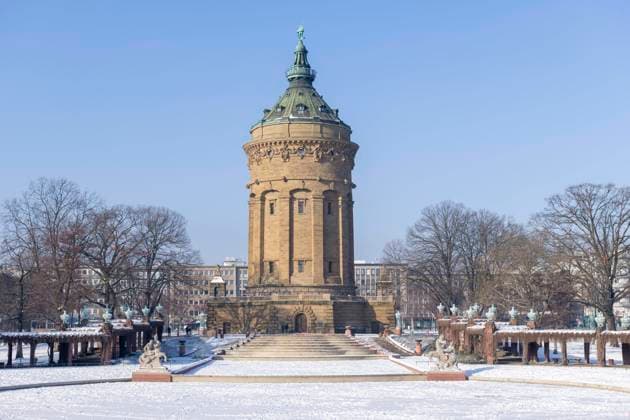 Historischer Wasserturm von Mannheim am Friedrichsplatz im Winter, Schnee, Baden-Württemberg, Deutschland, Europa *** Historical Water tower from Mannheim on Friedrichsplatz at Winter, Snow, Bathing Württemberg, Germany, Europe Copyright: imageBROKER Lilly ibxtke10099442.jpg