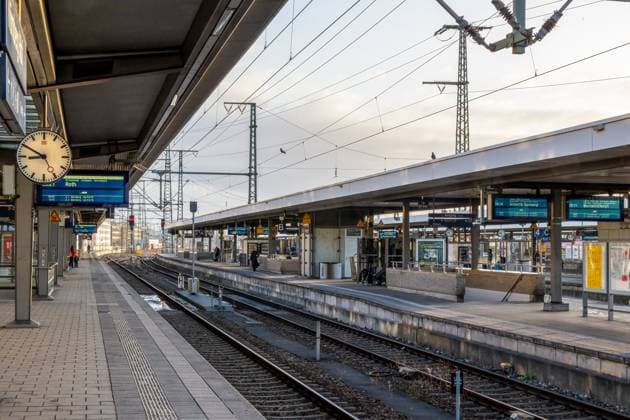 Bilder des Jahres 2024, News 01 Januar News Themen der Woche KW04 News Bilder des Tages Streik der Lokführergewerkschaft GDL - Situation am Hauptbahnhof Nürnberg Viele leere Bahnsteige, ohne Züge und mit nur sehr wenig wartenden Fahrgästen. Die meisten Fahrgästen haben sich gut auf den aktuellen Streik der GDL eingestellt. Nürnberg Bayern Deutschland *** GDL train drivers union strike Situation at Nuremberg Central Station Many empty platforms, no trains and very few passengers waiting Most passengers have adjusted well to the current GDL strike Nuremberg Bavaria Germany 20240125-6V2A9856-Bearbeitet