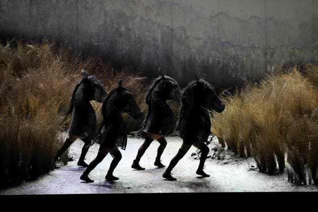 Bilder des Jahres 2024, Entertainment 01 Januar Entertainment Themen der Woche KW04 Tänzer während der Fotoprobe für Der goldene Hahn in der Komischen Oper im Schillertheater in Berlin, 24. Januar 2024. Oper in drei Akten von Nikolai Rimski-Korsakow. Musikalische Leitung James Gaffigan. Inszenierung Barrie Kosky. Bühne Rufus Didwiszus. Kostüme Victoria Behr. Premiere ist am 28. Januar 2024. Komische Oper Berlin Der goldene Hahn *** Dancers during the photo rehearsal for The Golden Cockerel at the Komische Oper im Schillertheater in Berlin, January 24, 2024 Opera in three acts by Nikolai Rimsky Korsakov Musical direction James Gaffigan Production Barrie Kosky Stage Rufus Didwiszus Costumes Victoria Behr Premiere is on January 28, 2024 Komische Oper Berlin The Golden Cockerel