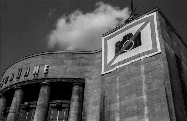 DDR, Berlin, 18.09.1990, Aktion des Aktionskünstlers und Fotografen Kurt Buchwald an der Volksbühne, Fotografieren Verboten, Rolf Zoellner AntiFotoAktion *** GDR, Berlin, 18 09 1990, Action by the action artist and photographer Kurt Buchwald at the Volksbühne, Photography Forbidden, Rolf Zoellner AntiFotoAktion