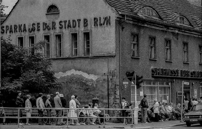 DDR, Berlin, 07.08.1990, Sparkasse in Köpenick, Leute stehen wegen der Währungsunion an (Anträge), Rolf Zoellner Währungsunion *** GDR, Berlin, 07 08 1990, Sparkasse in Köpenick, people standing in line for the currency union applications , Rolf Zoellner Currency union