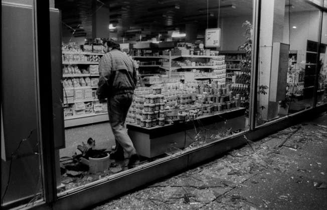 DDR, Berlin, 26.09.1990, in der Leipziger Straße gingen die Scheiben von Geschäften zu Bruch, erste Randale (Probe) von Autonomen aus Kreuzberg (das erste mal im Osten!) zu den Feierlichkeiten zur Wiedervereinigung am 3. Oktober, Rolf Zoellner Autonomen Randale *** GDR, Berlin, 26 09 1990, in the Leipziger Straße the windows of stores were broken, first riot rehearsal of autonomists from Kreuzberg the first time in the East for the reunification celebrations on October 3, Rolf Zoellner Autonomen Randale