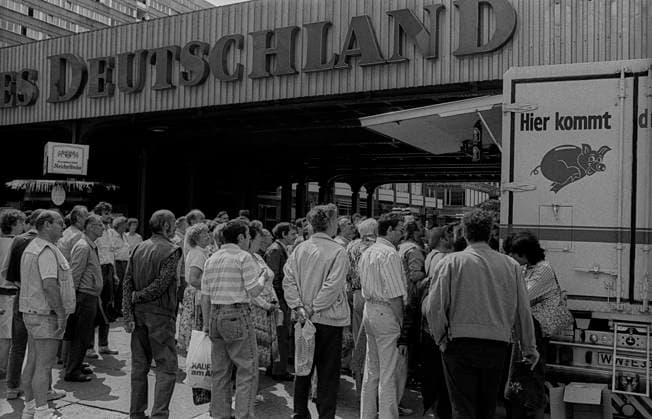 DDR, Berlin, 13.07.1990, Anstehen nach ersten Westprodukten, am Alexanderplatz, Rolf Zoellner Westwaren *** GDR, Berlin, 13 07 1990, queue for first western products, at Alexanderplatz, Rolf Zoellner Westwaren