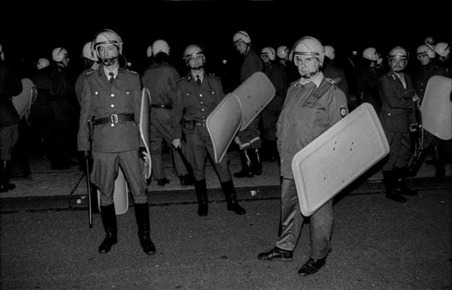 DDR, Berlin, 26.09.1990, Volkspolizei in Bereitschaft, nachdem in der Leipziger Straße die Scheiben von Geschäften zu Bruch gingen, erste Randale (Probe) von Autonomen aus Kreuzberg (das erste mal im Osten!) zu den Feierlichkeiten zur Wiedervereinigung am 3. Oktober, Rolf Zoellner Autonomen Randale *** GDR, Berlin, 26 09 1990, Peoples Police on standby after the windows of stores in Leipziger Straße were broken, first riot rehearsal by autonomous people from Kreuzberg for the first time in the East for the reunification celebrations on October 3, Rolf Zoellner Autonomous rioting