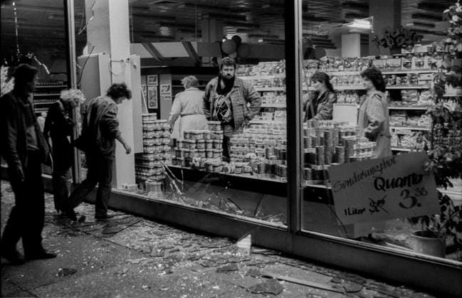 DDR, Berlin, 26.09.1990, in der Leipziger Straße gingen die Scheiben von Geschäften zu Bruch, erste Randale (Probe) von Autonomen aus Kreuzberg (das erste mal im Osten!) zu den Feierlichkeiten zur Wiedervereinigung am 3. Oktober, Rolf Zoellner Autonomen Randale *** GDR, Berlin, 26 09 1990, in the Leipziger Straße the windows of stores were broken, first riot rehearsal of autonomists from Kreuzberg the first time in the East for the reunification celebrations on October 3, Rolf Zoellner Autonomen Randale