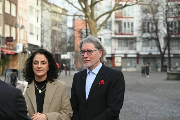 Ehrenamtspreis KölnEngagiert 2024 die Ehrenamtspatin Tugba Tekkal und der Ehrenamtspate Toni Schumacher posieren vor dem Rathaus