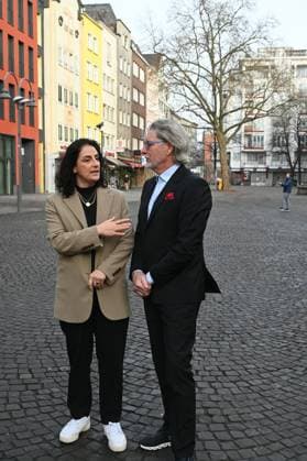 Ehrenamtspreis KölnEngagiert 2024 die Ehrenamtspatin Tugba Tekkal und der Ehrenamtspate Toni Schumacher posieren vor dem Rathaus