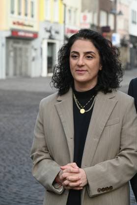 Ehrenamtspreis KölnEngagiert 2024 die Ehrenamtspatin Tugba Tekkal und der Ehrenamtspate Toni Schumacher posieren vor dem Rathaus