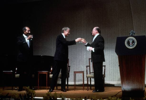 Carter Sadat Begin October 16, 1978: The Framework for Peace was signed after a 13 day conference at Camp David. President Jimmy Carter toasts Israeli Prime Minister Menachem Begin and Eqgypt s President Anwar Sadat. Photo by Dennis Brack Washington DC USA EDITORIAL USE ONLY Copyright: xx DennisxBrackx bsphotos030988