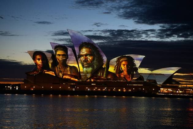 Bilder des Jahres 2024, News 01 Januar News Themen der Woche KW04 News Bilder des Tages AUSTRALIA DAY 2024 SYDNEY, The sails of the Sydney Opera House are illuminated with an artwork by Aboriginal digital artist Brett Leavy, that represents and celebrates Aboriginal history, culture and people as part of Dawn Reflection on Australia Day in Sydney, Friday, January 26, 2024. ( NO ARCHIVING, EDITORIAL USE ONLY, NO USE IN BOOKS WITHOUT CONSENT SYDNEY NSW AUSTRALIA  Copyright: xDANxHIMBRECHTSx 20240126001893605182