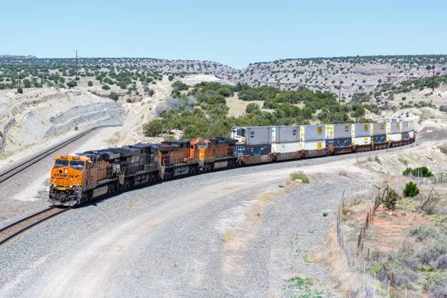 Güterzug der BNSF Railway mit Containern Zug Bahn Eisenbahn am Abo Pass in New Mexico, USA Abo, USA - 9. Mai 2023: Güterzug der BNSF Railway mit Containern Zug Bahn Eisenbahn am Abo Pass in New Mexico, USA. Copyright: xZoonar.com MarkusxMainkax 20994721