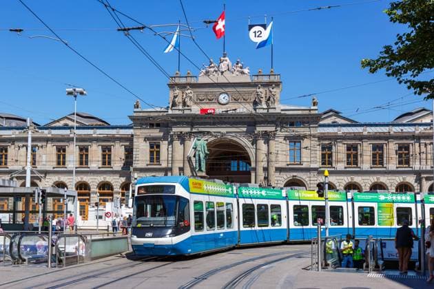Bahnhofstrasse mit Straßenbahn vom Typ Cobra-Tram ÖPNV öffentlicher Nahverkehr in Zürich, Schweiz Zürich, Schweiz - 10. August 2023: Bahnhofstrasse mit Straßenbahn vom Typ Cobra-Tram ÖPNV öffentlicher Nahverkehr in Zürich, Schweiz. Copyright: xZoonar.com MarkusxMainkax 20996112