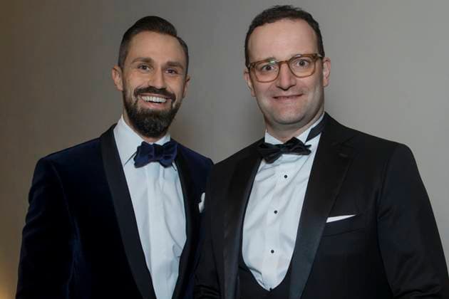 Bundesgesundheitsminister Jens Spahn (re.) mit Partner Daniel Funke - Prominente kommen zum VIP Empfang anläßlich des 14.Semperopernballs in das Hotel Kempinsky Dresden.