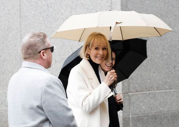 Bilder des Jahres 2024, News 01 Januar News Themen der Woche KW04 News Bilder des Tages Journalist E. Jean Carroll arrives at the courthouse as closing arguments begin in her damages trial against Donald Trump at Manhattan Federal Court on Friday, January 26, 2024 in New York. The writer is seeking at least 10 million dollars in damages from the former president for repeatedly defaming her after she accused him of sexually assaulting her in the 1990s.  NYP20240126101 JohnxAngelillo