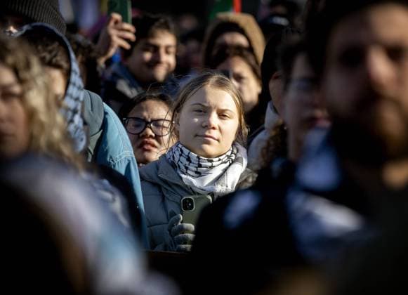 Bilder des Jahres 2024, News 01 Januar News Themen der Woche KW04 News Bilder des Tages THE HAGUE - Greta Thunberg during a demonstration in solidarity with the Palestinian people, and in support of the South African cause, during a ruling by the International Court of Justice (ICJ) on a request by South Africa for emergency measures for Gaza. Earlier this month, the court heard the genocide case against Israel, brought by South Africa. The entire case can take years to complete. ANP KOEN VAN WEEL netherlands out - belgium out  Copyright: xx x489498302x originalFilename: 489498302.jpg