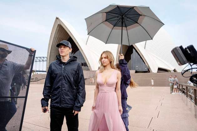 RECORD DATE NOT STATED ANYONE BUT YOU, from left: director Will Gluck, Sydney Sweeney, on set, 2023. ph: Brook Rushton Sony Pictures Courtesy Everett Collection PUBLICATIONXNOTxINxCANxCHNxFRAxITAxJPNxNORxPOLxRUSxESPxUKxUSA