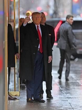 January 26, 2024, New York, New York, USA: Former President Donald Trump leaves Trump Tower on Fifth Avenue on his way to Federal Court for the ongoing defamation trial brought by E.Jean Carroll in lower Manhattan. Today there will be the closing statements. (PHOTO: Andrea RENAULT Zuma Press) New York USA - ZUMAg115 20240126_faf_g115_006 Copyright: xAndreaxRenaultx