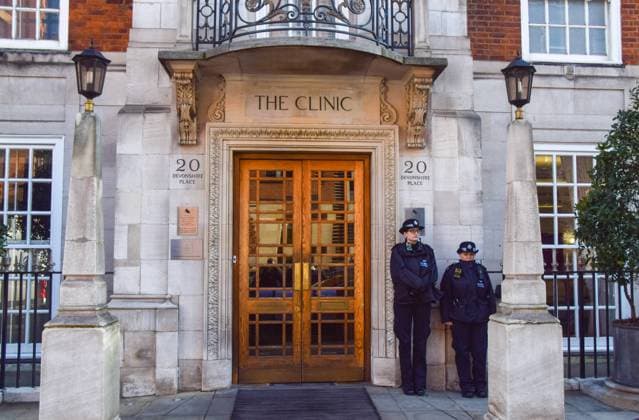 Bilder des Jahres 2024, Entertainment 01 Januar Entertainment Themen der Woche KW04 Entertainment Bilder des Tages January 26, 2024, London, United Kingdom: Police officers stand outside the private London Clinic as King Charles III is admitted for prostate treatment, the same hospital where Princess Catherine had her surgery. London United Kingdom - ZUMAs197 20240126_aaa_s197_057 Copyright: xVukxValcicx