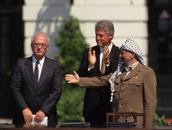 Hussein Rabin Clinton Yasser Arafat jesters to Yatzak Rabin at the signing of the Middle East Peace Agreement in 1993, Photograph by Dennis Brack bb30 Washington DC USA EDITORIAL USE ONLY Copyright: xx x bsphotos032615